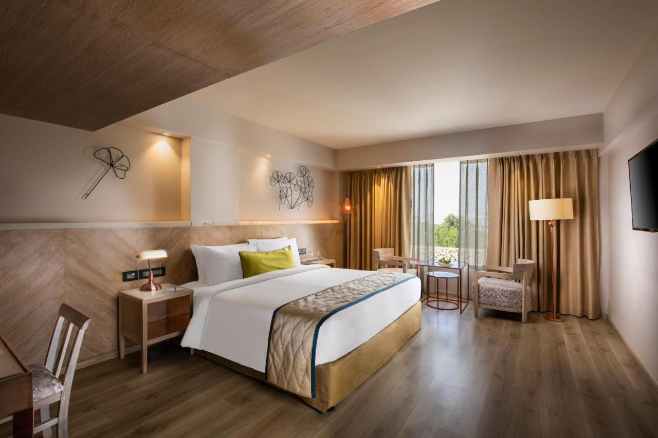 Deluxe Double Room: Avail 20% discount on F&B, 1+1 Happy Hour from 1pm - 11pm on selected brands at Lattice Bar, Guaranteed Early Check-In upto 2 hours